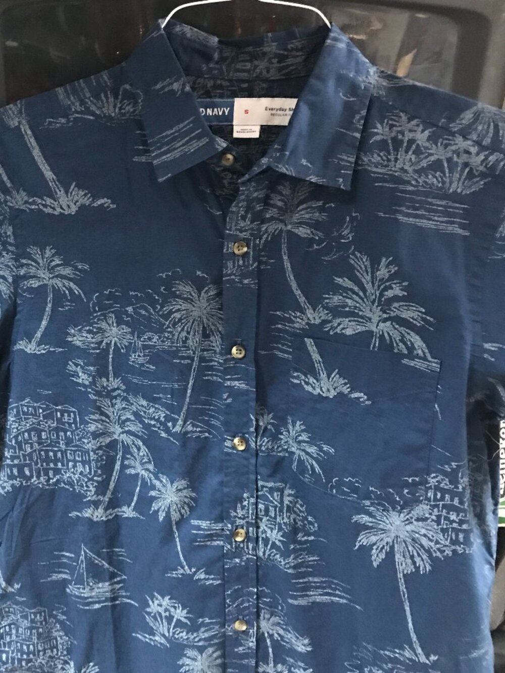 Men Shirt. Old Navy. Small. Short sleeves.